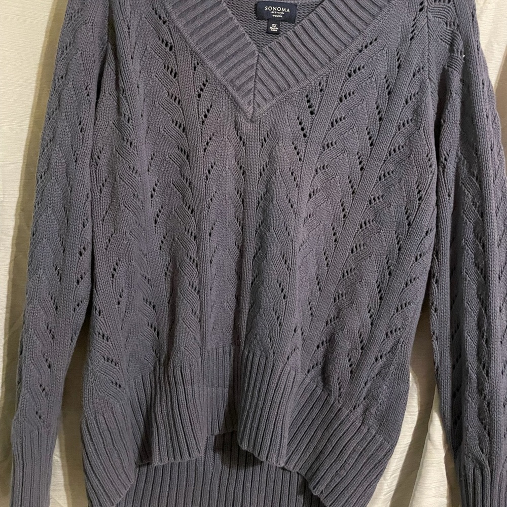 Cotton denim colored sweater. Hi-low hem.